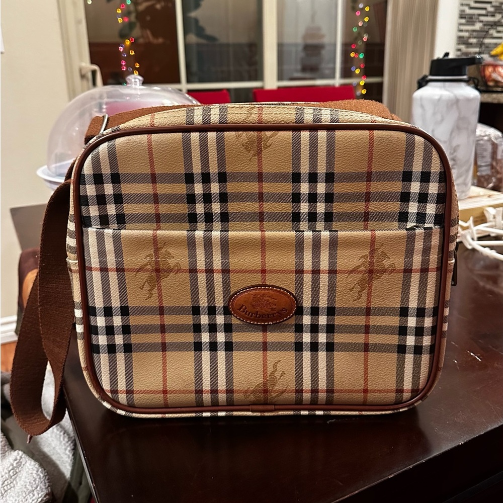 Burberry Shoulder weekend bag, clean, good condition Authentic preloved